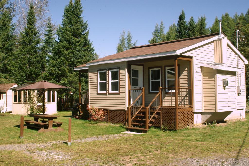 Emme Chalets Sainte-Lucie-de-Doncaster Номер фото